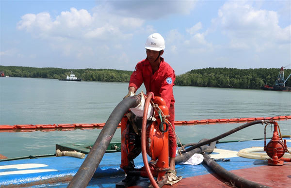 Fifty tonnes oil pumped out of sunken ship in Long Tau River