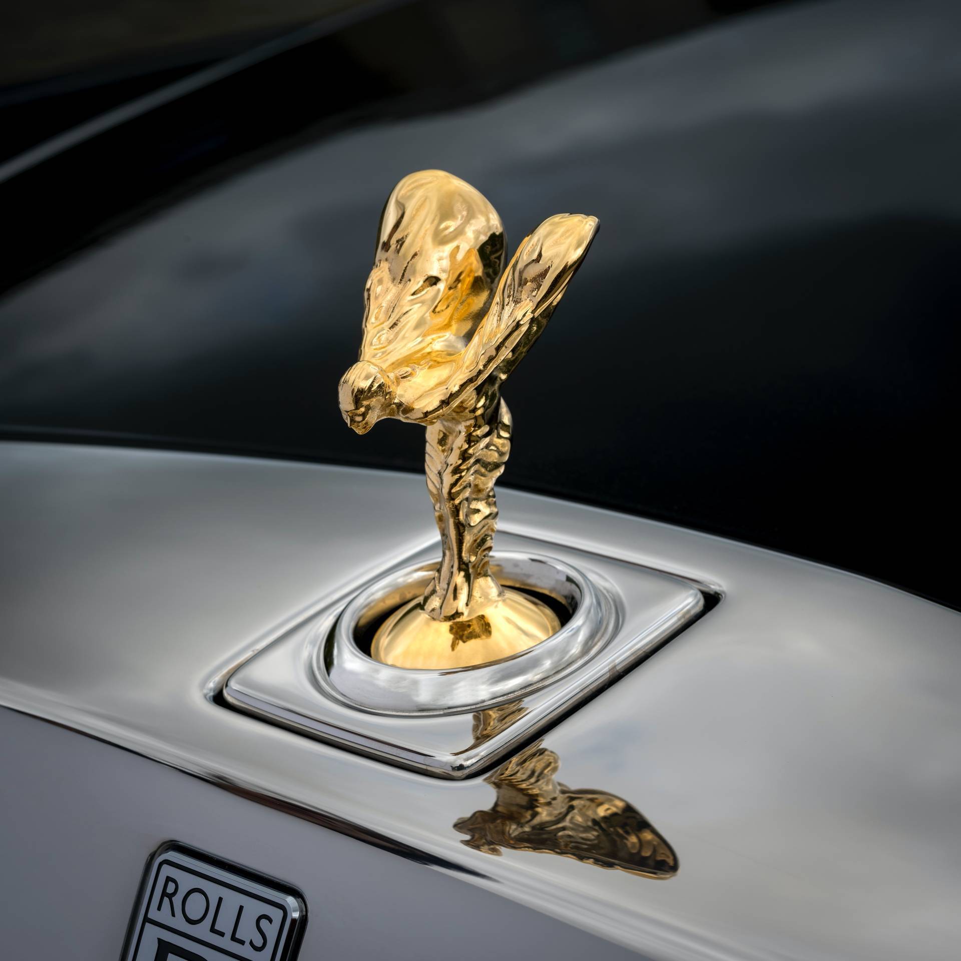 RollsRoyce Phantom mạ vàng gắn logo cao nửa mét