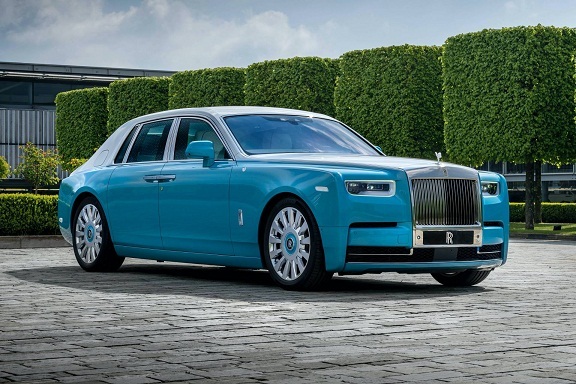 Khám phá siêu xe Rolls-Royce Phantom Bespoke thể hiện sự sang trọng và đẳng cấp của chủ nhân. Hãy xem hình ảnh này để trải nghiệm cảm giác đi trên một thiết kế xe hơi đẳng cấp nhất thế giới.