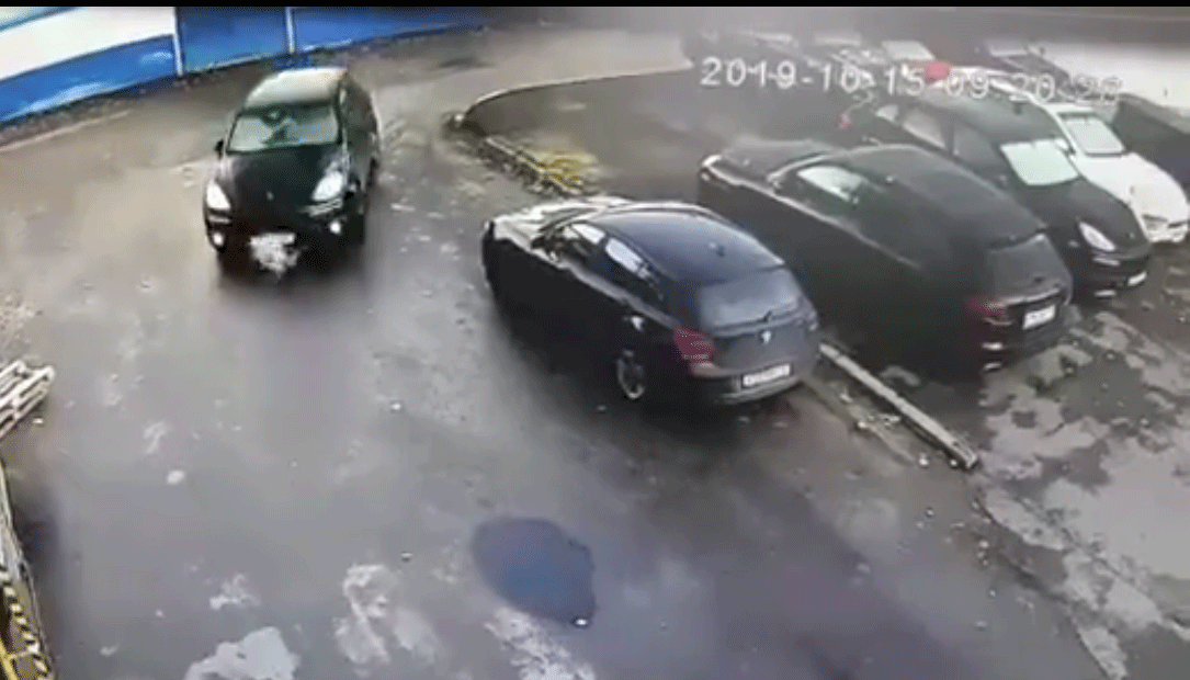 Bị ô tô kéo lê, chèn qua người, cô gái thoát chết thần kỳ