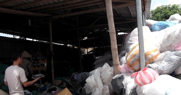 Hãi hùng quy trình tái chế ống hút, hộp xốp từ nhựa phế thải đã bốc mùi