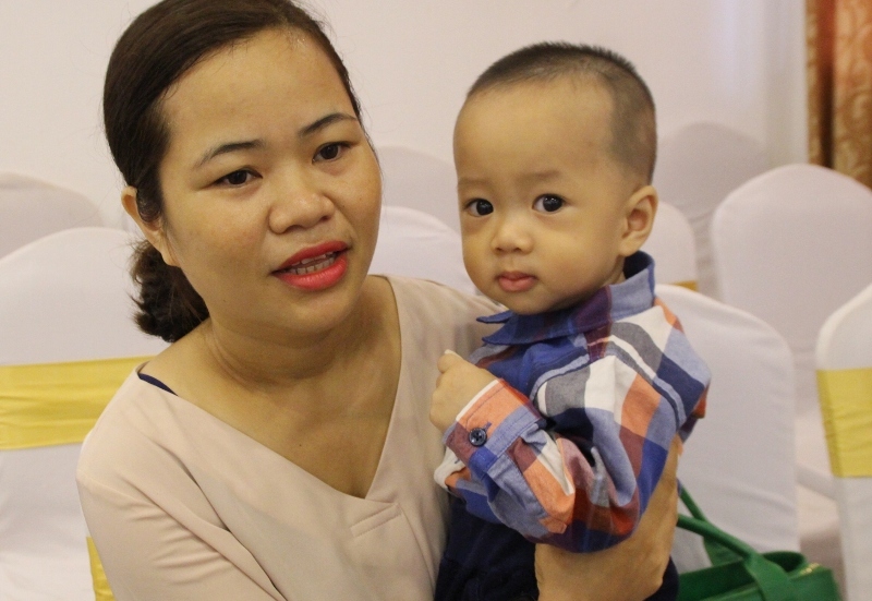 7 năm bán đất chạy chữa hiếm muộn, mẹ òa khóc khi đón con ở tuổi 40