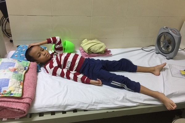 Nghẹn lòng cảnh người phụ nữ bán phế liệu nuôi bố chồng và con trai bị ung thư