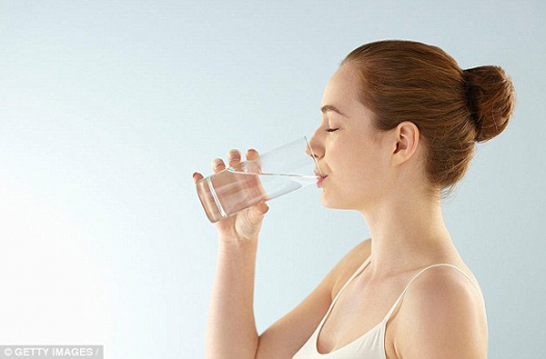 4 thói quen uống nước nhiều người mắc có thể khiến cơ quan nội tạng bị