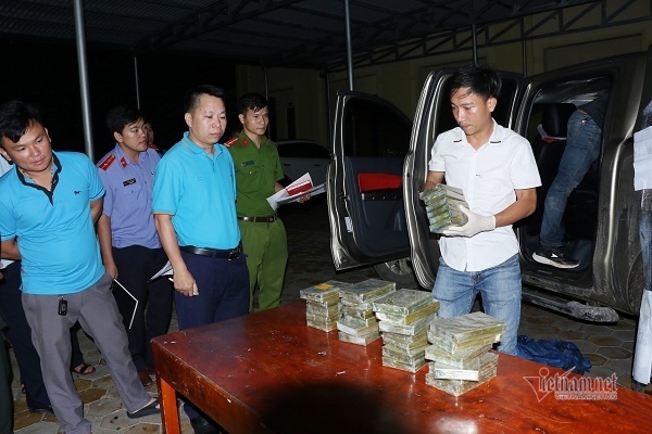 Xe bán tải chở ma túy tông thẳng vào xe công an Hà Tĩnh