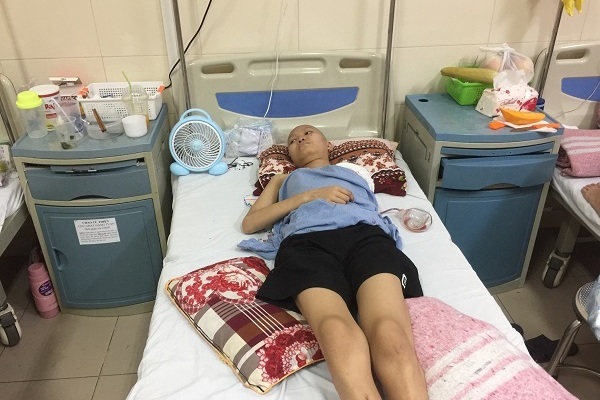 Sợ con nhảy lầu vì ung thư, người mẹ không dám rời nửa bước