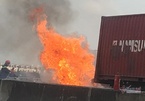 Xe container cháy ngùn ngụt trên đường dẫn cao tốc Long Thành