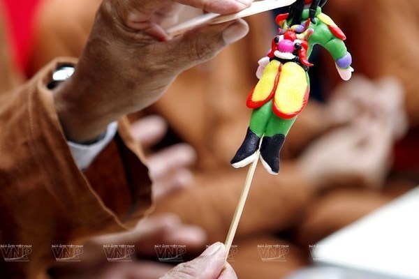 Toy figurine making in Xuan La village