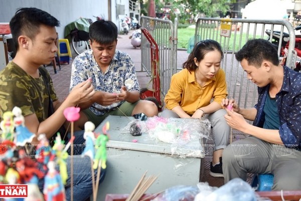 Toy figurine making in Xuan La village