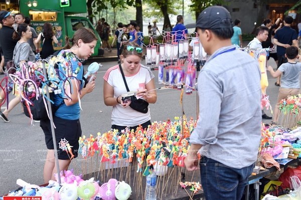 Toy figurine making in Xuan La village