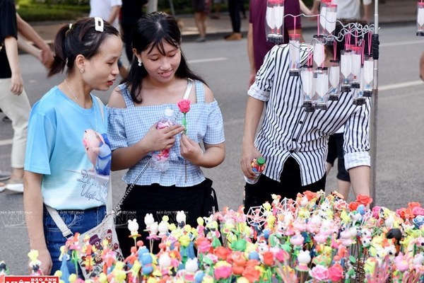 Toy figurine making in Xuan La village