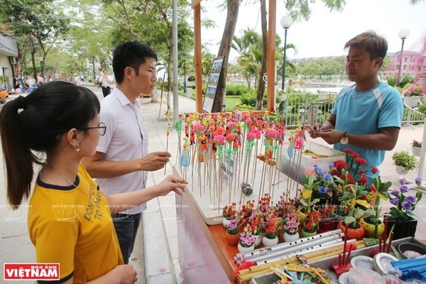 Toy figurine making in Xuan La village