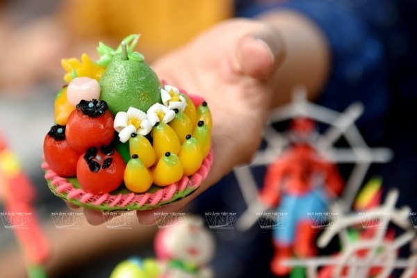 Toy figurine making in Xuan La village