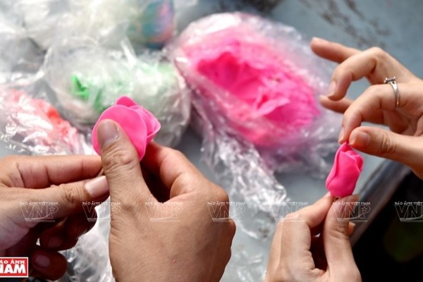 Toy figurine making in Xuan La village