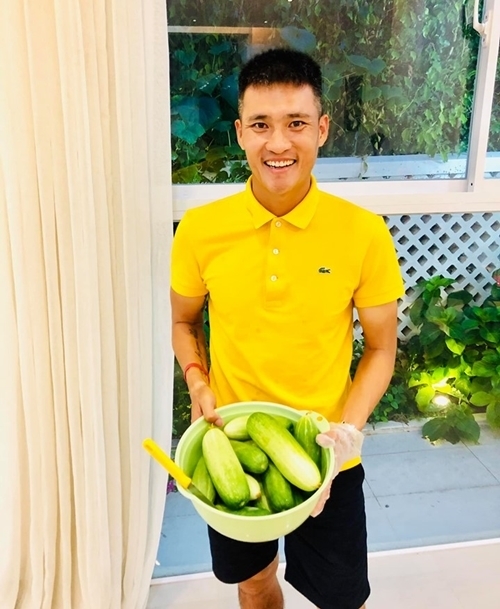 Thậm chí nhiều lần cầu thủ người Nghệ An còn hài hước rao bán rau quả trên mạng xã hội vì thu hoạch được quá nhiều.
