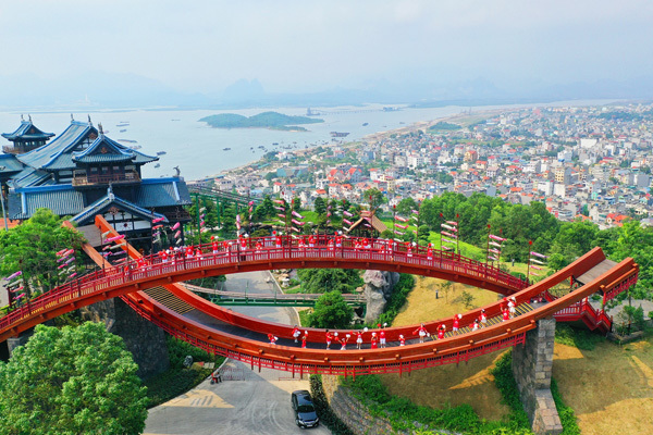 Nhiều tour giá ưu đãi hút khách đến Quảng Ninh bằng đường hàng không