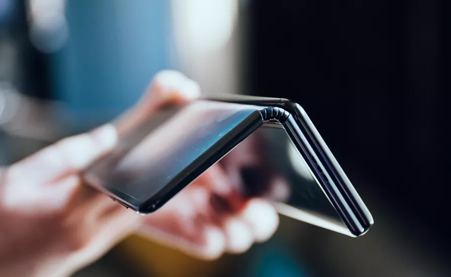 Quên Galaxy Fold đi, smartphone này có 2 bản lề màn hình 10 inch