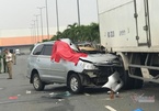 Ô tô găm chặt đuôi xe tải đang đỗ ở Sài Gòn, tài xế thiệt mạng