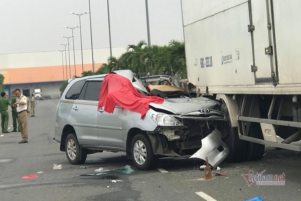 Ô tô găm chặt đuôi xe tải đang đỗ ở Sài Gòn, tài xế thiệt mạng