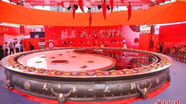 Nồi lẩu 'siêu to khổng lồ' nặng 13 tấn, lớn như bể bơi