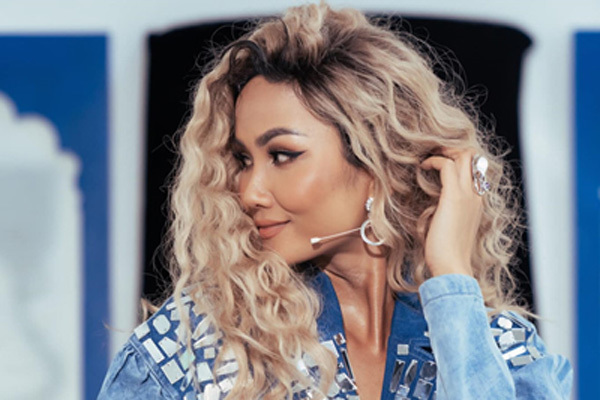 H'Hen Niê lột xác với mái tóc dài nhuộm vàng, xoăn mì tôm