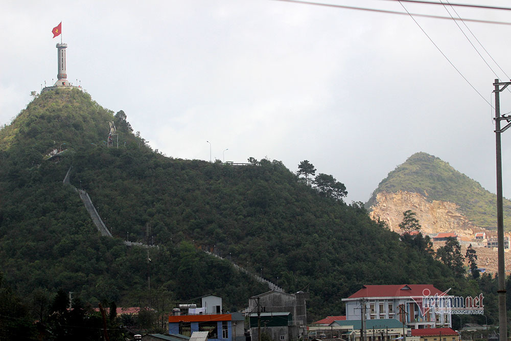 Hà Giang xẻ núi, dời trăm ngôi mộ để xây chùa sát cột cờ Lũng Cú