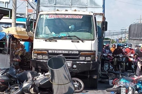 Ô tô tải tông 7 xe máy dừng đèn đỏ ở Long An, 11 người nhập viện