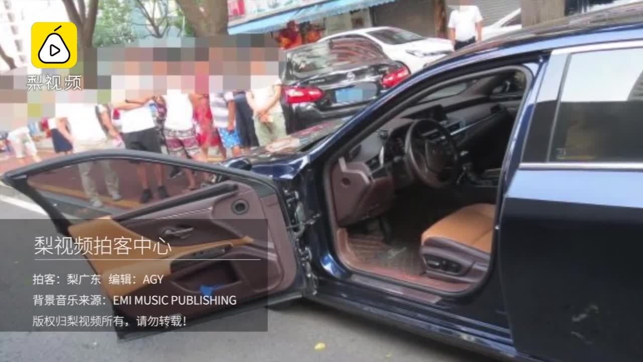 Xe sang Lexus “gãy cánh” do tài xế bất cẩn khi mở cửa