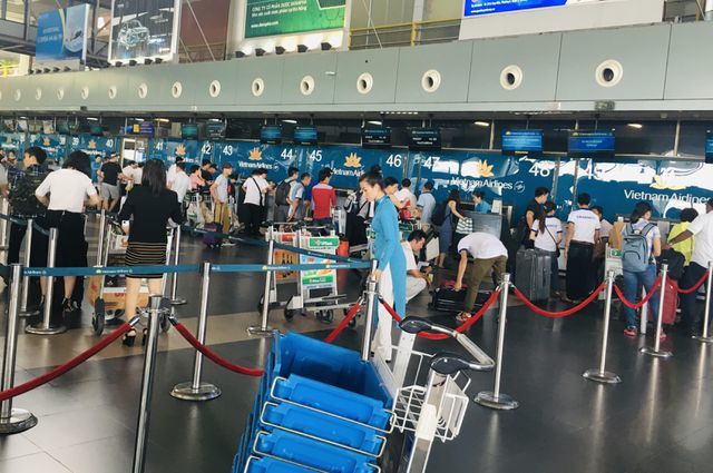 Tên trộm đen đủi, thó đồ ở sân bay, cầm nhầm túi chỉ có dép rách
