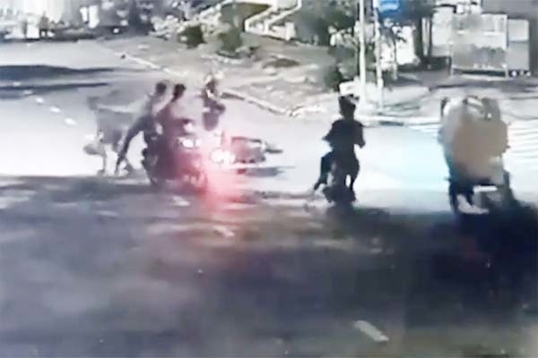 Đánh người cướp xe táo tợn ở khu Nam Sài Gòn