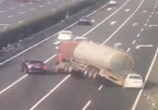 Tránh ô tô đỗ ẩu, xe chở dầu lật ngửa trên đường cao tốc