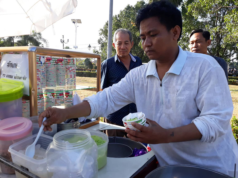 Những quầy hàng rong miễn phí ở Viêng Chăn
