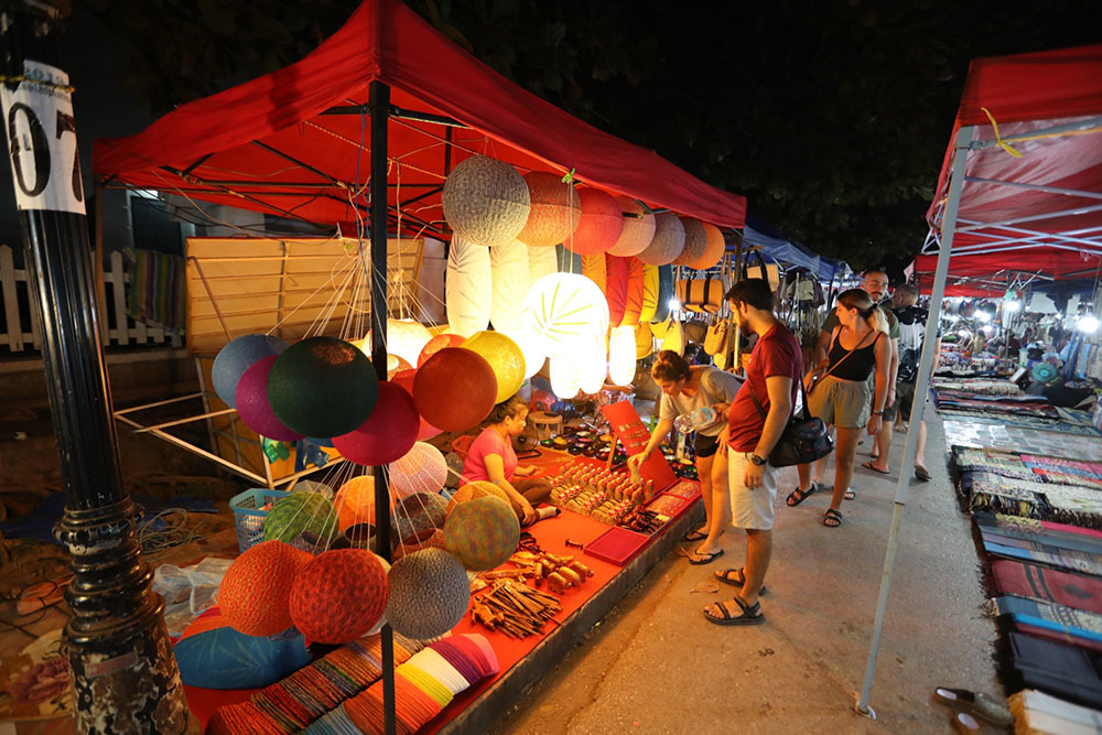 'Cháy túi' ở chợ đêm phố cổ Luang Prabang