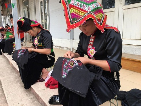 Love in Pieu scarf of Thai women