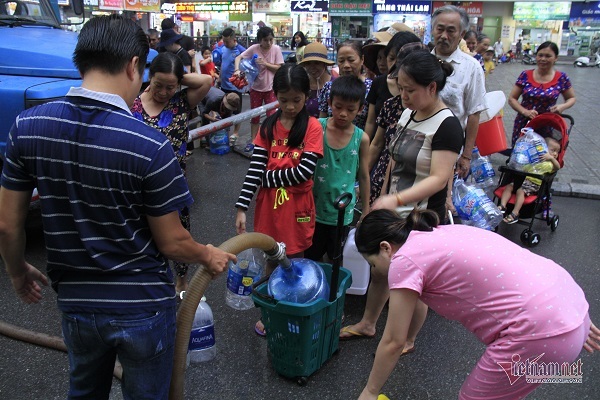 Rạng Đông, Nước sông Đà và khủng hoảng truyền thông