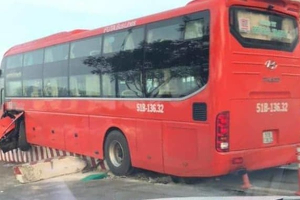 Xe khách ‘đại náo’ dưới chân cầu Sài Gòn, hành khách khiếp vía