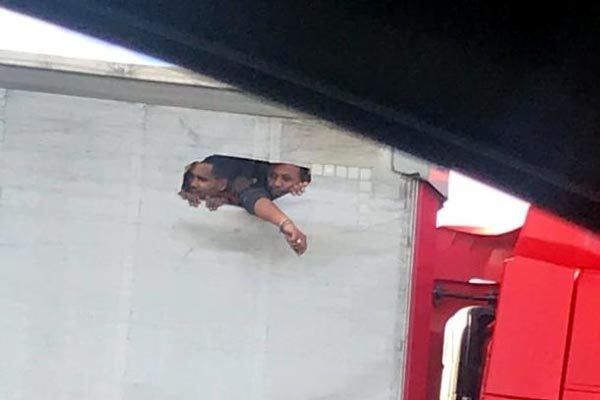 Ảnh sốc về người nhập cư chen chúc giành lỗ thở trên thùng xe tải ở Anh