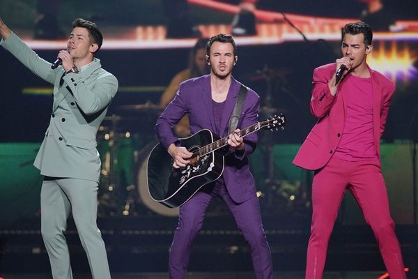 Nick Jonas bị fan nữ sàm sỡ khi đang biểu diễn