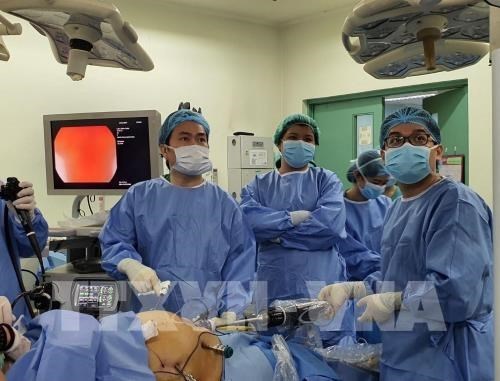 Vietnamese doctors introduce robotic surgery overseas