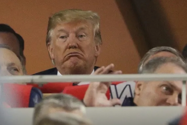 Ông Trump bị khán giả la ó khi đi xem bóng chày