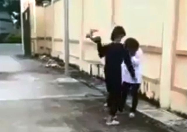 Bị mắng thua “con nhà người ta”, nữ sinh uất ức lấy mũ bảo hiểm đập vào đầu bạn