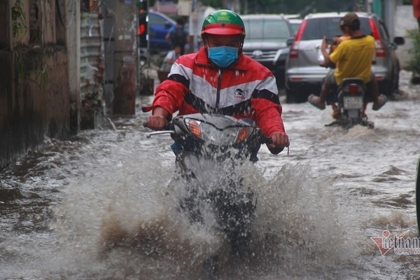 Triều cường ngấp nghé đỉnh, khu nhà giàu Sài Gòn dập dềnh sông nước