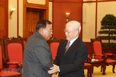 Vietnamese Party leader, President receives Lao counterpart