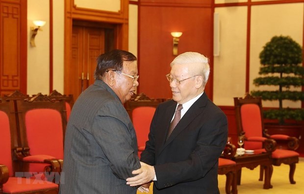 Vietnamese Party leader, President receives Lao counterpart