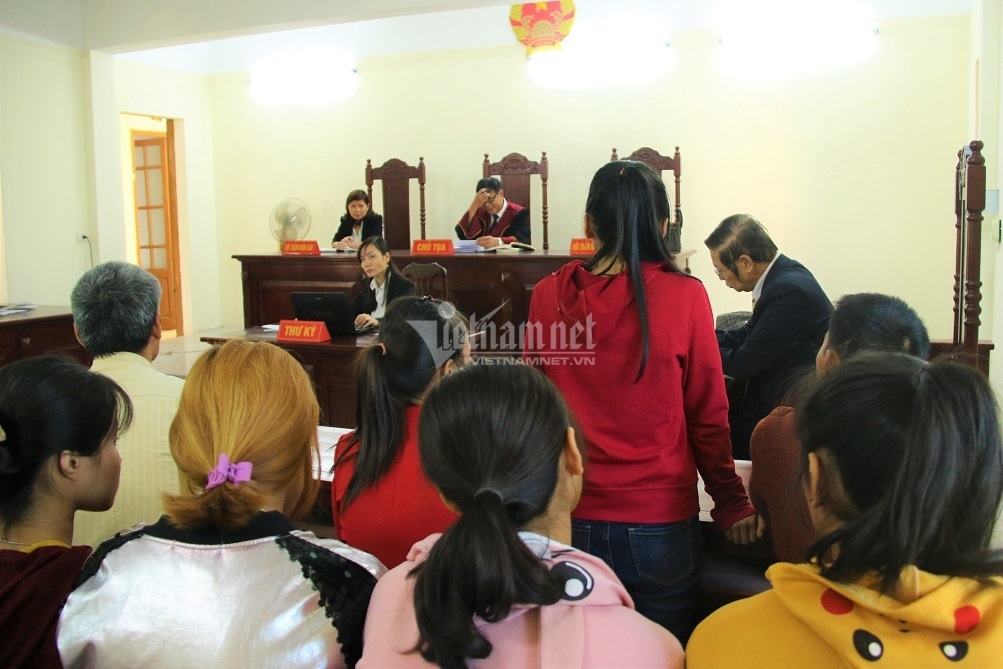 Con gái lột đồ đánh bạn dã man, phụ huynh từ chối bồi thường 500 triệu