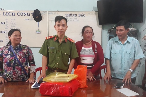 Người bán vé số nghèo ở Bình Phước trả lại 100 triệu đồng nhặt được