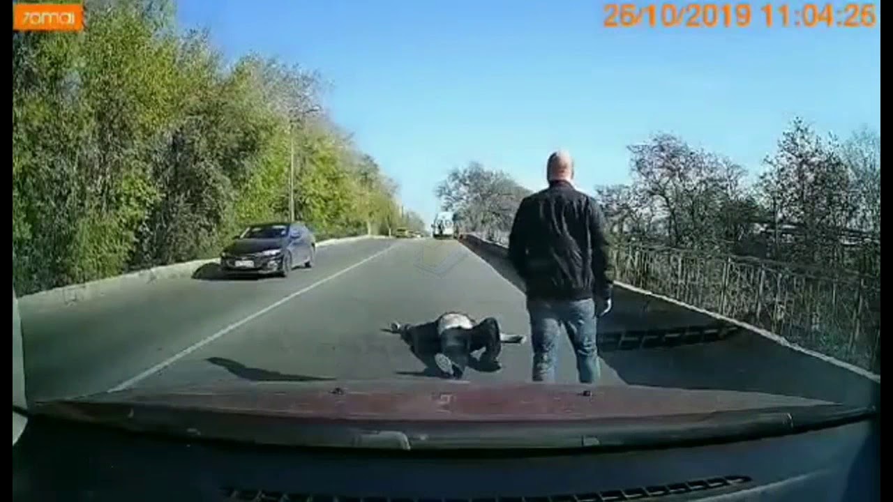 Bệnh nhân say rượu nhảy khỏi xe cứu thương đang chạy