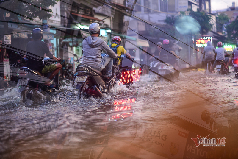 Nước từ cống trào lên khắp nơi, triều cường Sài Gòn lại đạt đỉnh