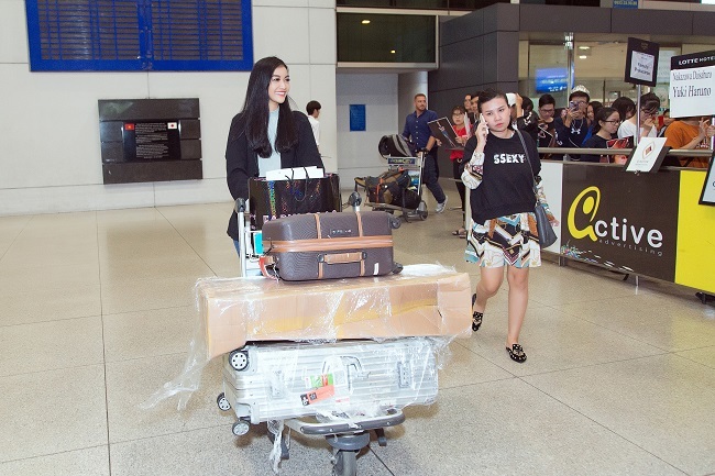 Kiều Loan bật khóc bên bố mẹ ở sân bay sau Miss Grand Int 2019