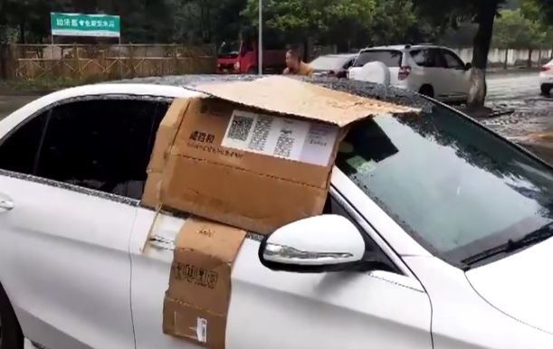 Trời mưa, chủ xe Mercedes-Benz quên đóng cửa và hành động ấm áp của người đi đường